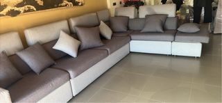 Divano angolare grigio chiaro e antracite