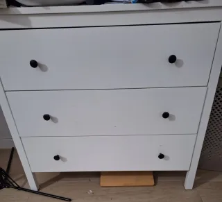 Cómoda blanca de madera