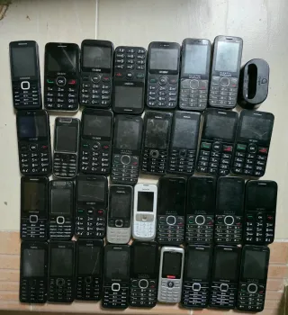 Lote de teléfonos antiguos