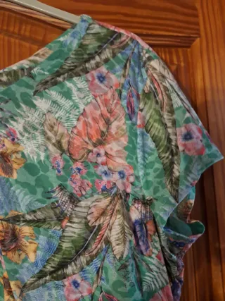 Blusa verde con estampado floral