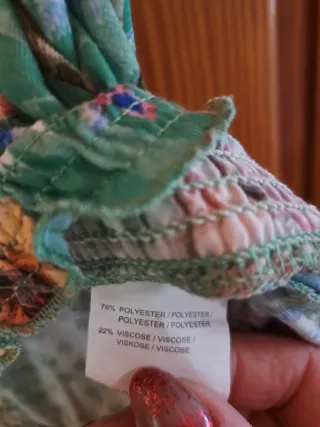 Blusa verde con estampado floral