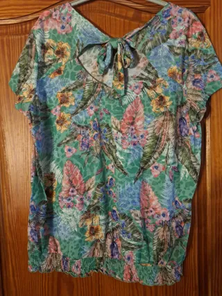 Blusa verde con estampado floral