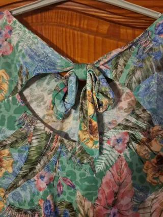 Blusa verde con estampado floral
