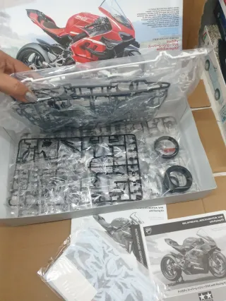 Maqueta Tamiya Ducati Superleggera V4 Racing Kit