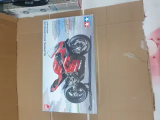 Maqueta Tamiya Ducati Superleggera V4 Racing Kit