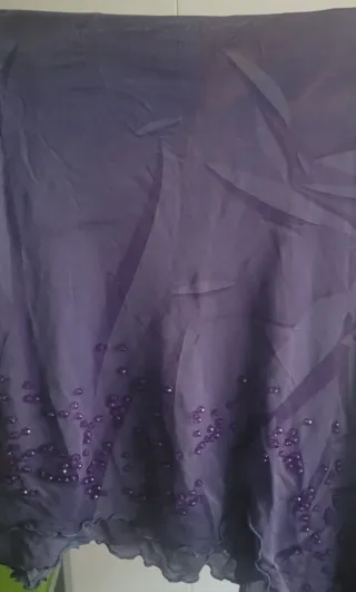 Falda morada con pedrería