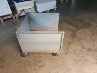 Carro de hierro con ruedas