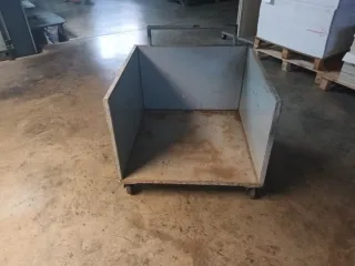 Carro de hierro con ruedas