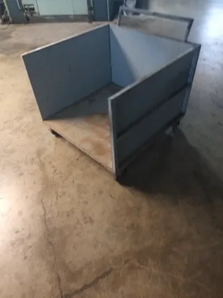 Carro de hierro con ruedas