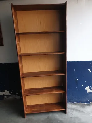 Estantería de madera