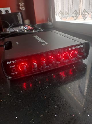 Amplificador TC Electronic + 2 Pantallas + Pedal