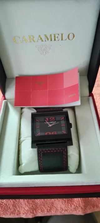 Reloj Caramelo Negro con Costuras Rojas