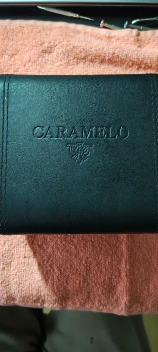 Reloj Caramelo Negro con Costuras Rojas