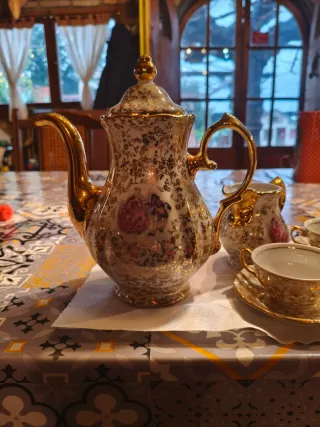 Juego de café de porcelana dorado
