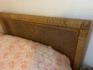 2 cabeceros ratán + mesita auxiliar