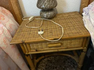 2 cabeceros ratán + mesita auxiliar