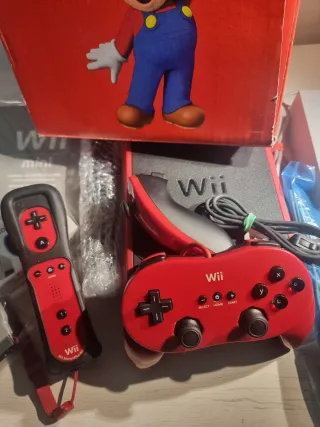 Consola Wii Mini rossa spagnola con comandi originali.
