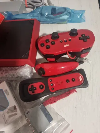Consola Wii Mini rossa spagnola con comandi originali.