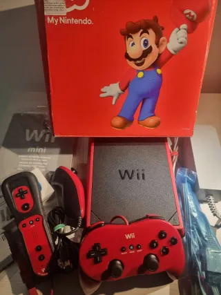 Consola Wii Mini rossa spagnola con comandi originali.