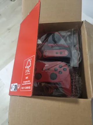 Consola Wii Mini rossa spagnola con comandi originali.