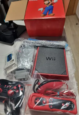 Wii Mini Roja Española con mandos originales.