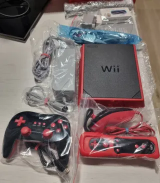 Wii Mini Roja Española con mandos originales.