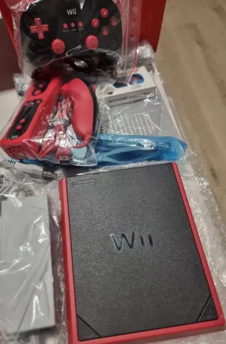 Wii Mini Roja Española con mandos originales.