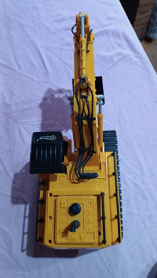 Escavadora teledirigida