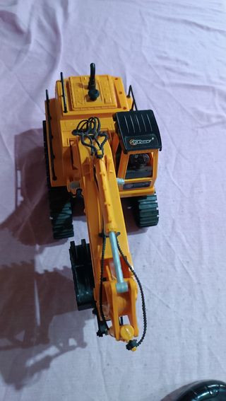 Escavadora teledirigida
