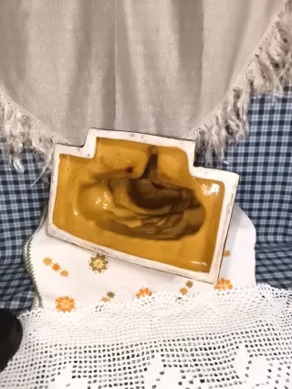 Figura de cerámica vidriada de un monje budista