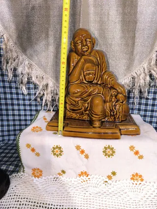 Figura de cerámica vidriada de un monje budista