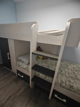 Litera infantil con cama abajo