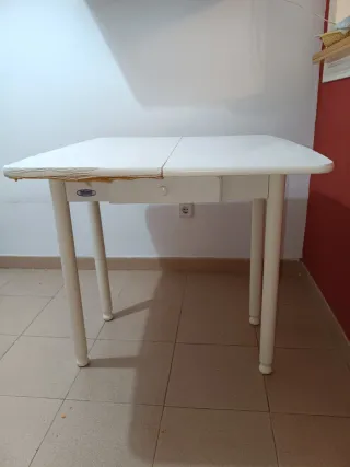 Mesa de madera blanca plegable con cajón