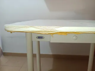 Mesa de madera blanca plegable con cajón