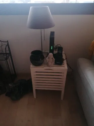 Mueble auxiliar blanco con lámpara