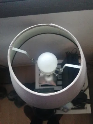 Mueble auxiliar blanco con lámpara