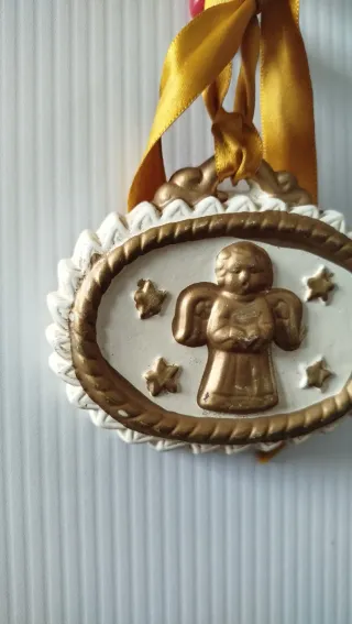 Medaglione angelo ceramica oro e bianco