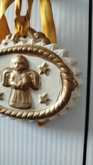 Medaglione angelo ceramica oro e bianco