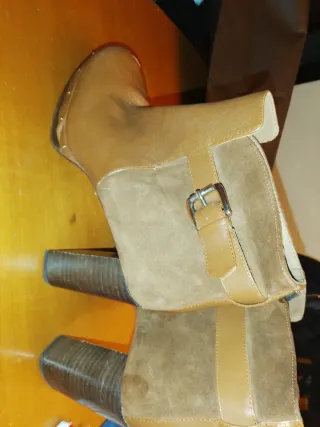 Botines de tacón de ante y piel