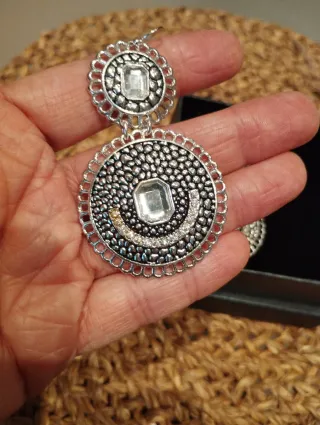 Pendientes grandes plateados con piedras
