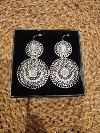Pendientes grandes plateados con piedras