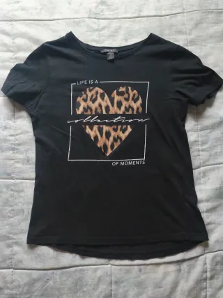 Camiseta AMISU negra con estampado de leopardo