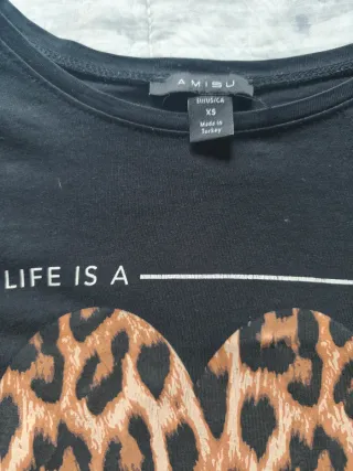 Camiseta AMISU negra con estampado de leopardo