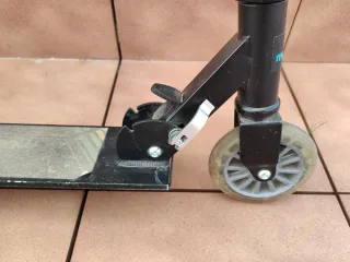 Patinete infantil verde y negro. Muuwmi.