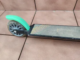 Patinete infantil verde y negro. Muuwmi.