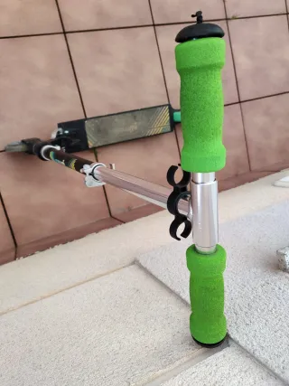 Patinete infantil verde y negro. Muuwmi.