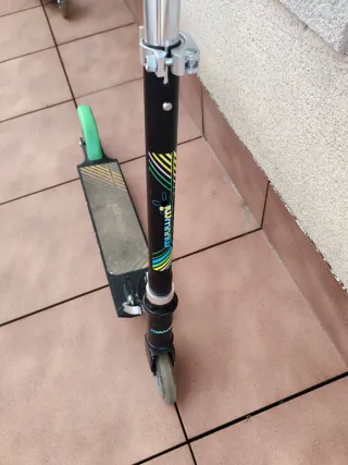 Patinete infantil verde y negro. Muuwmi.