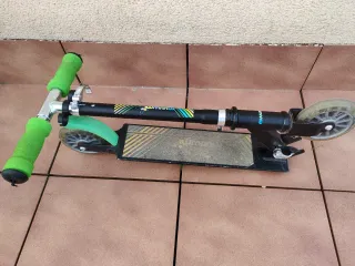 Patinete infantil verde y negro. Muuwmi.