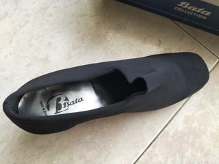Zapatos de tacón negros Bata