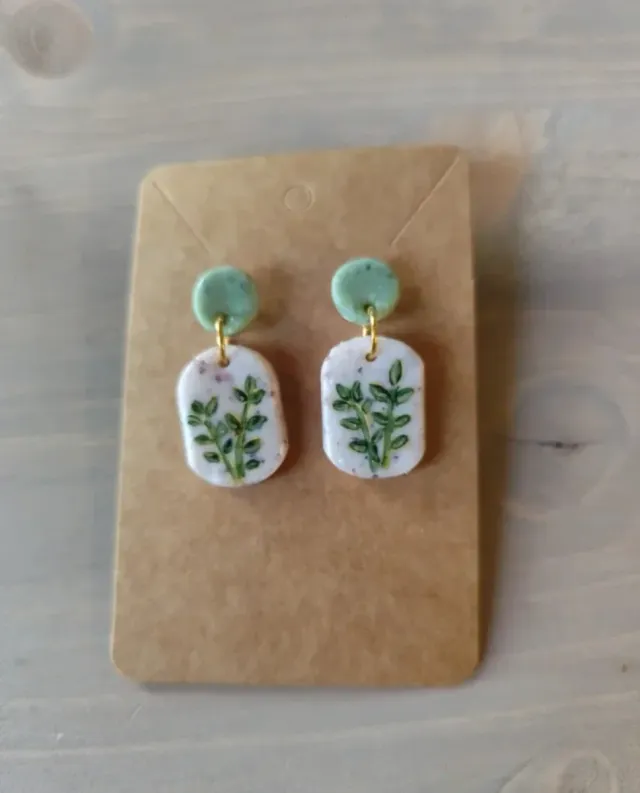 Pendientes verdes y blancos con hojas